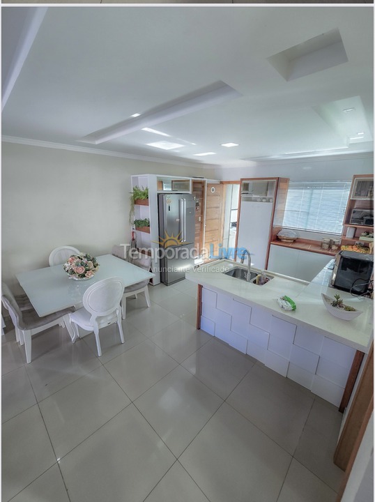 Casa para aluguel de temporada em Bombinhas (Praia de Bombas)