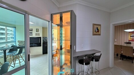 3 bedroom apartment with 2 parking spaces in Meia Praia SC