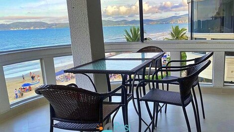 Apartamento 3 suítes frente mar Meia Praia SC