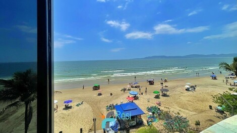 Apartamento 3 suítes frente mar Meia Praia SC