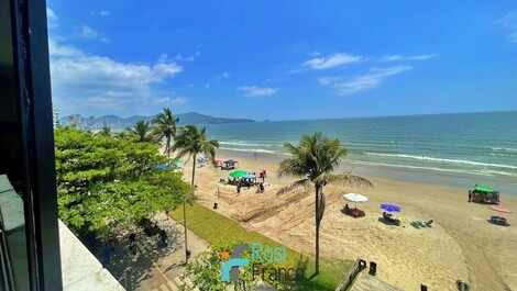Apartamento 3 suítes frente mar Meia Praia SC
