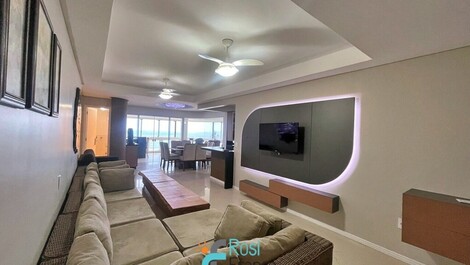 Apartamento 3 suítes frente mar Meia Praia SC