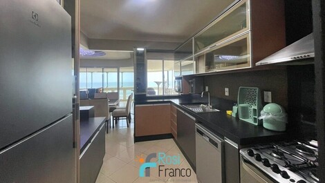 Apartamento 3 suítes frente mar Meia Praia SC