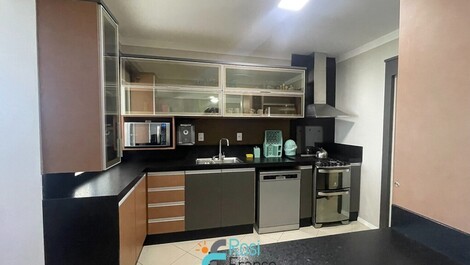 Apartamento 3 suítes frente mar Meia Praia SC