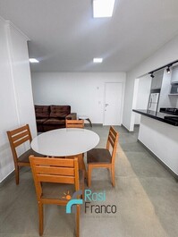 Apartamento de 2 habitaciones Meia Praia SC.