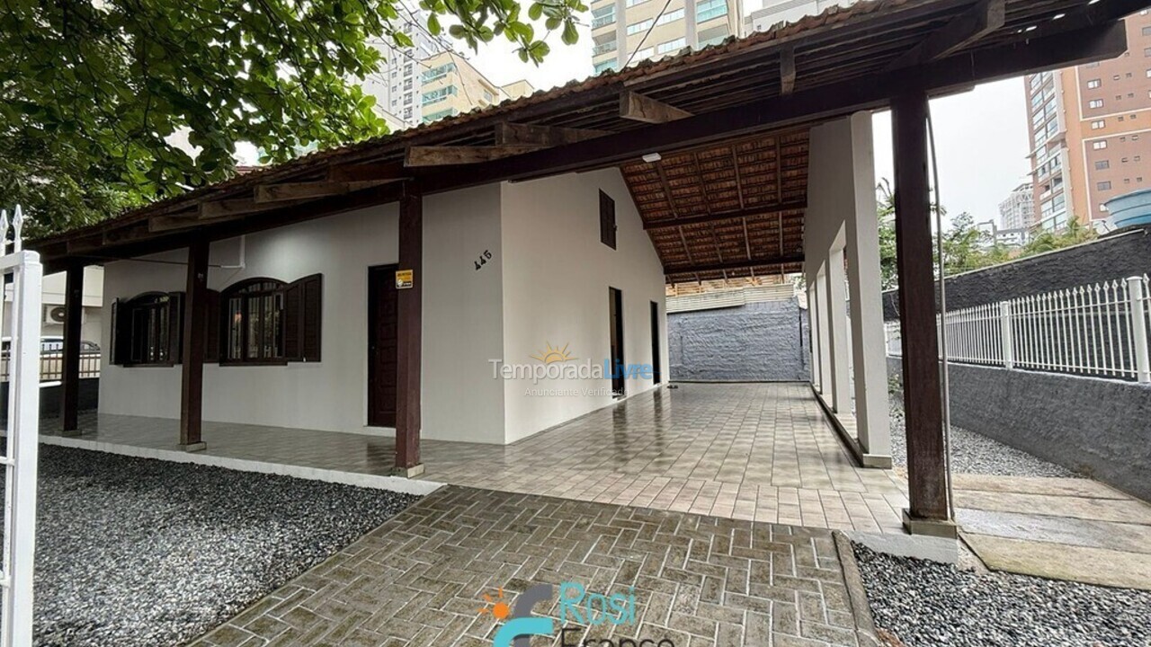 Casa para alquiler de vacaciones em Itapema (Meia Praia Segunda Quadra Mar)