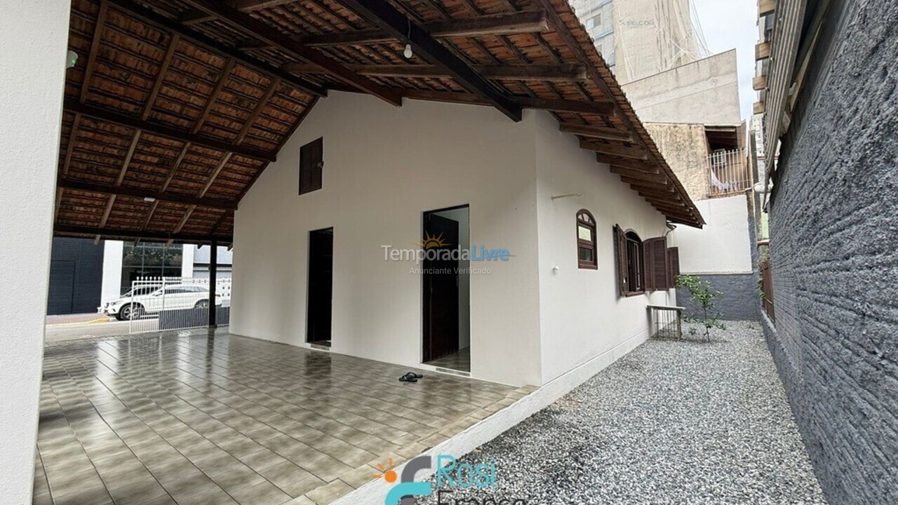 Casa para alquiler de vacaciones em Itapema (Meia Praia Segunda Quadra Mar)