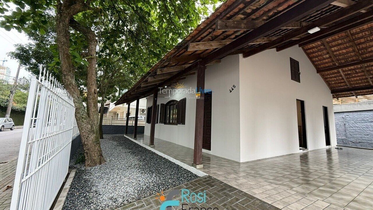 Casa para alquiler de vacaciones em Itapema (Meia Praia Segunda Quadra Mar)