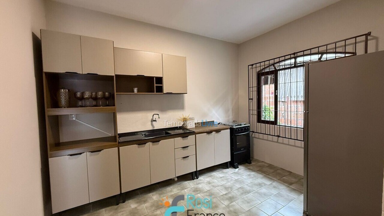 Casa para alquiler de vacaciones em Itapema (Meia Praia Segunda Quadra Mar)