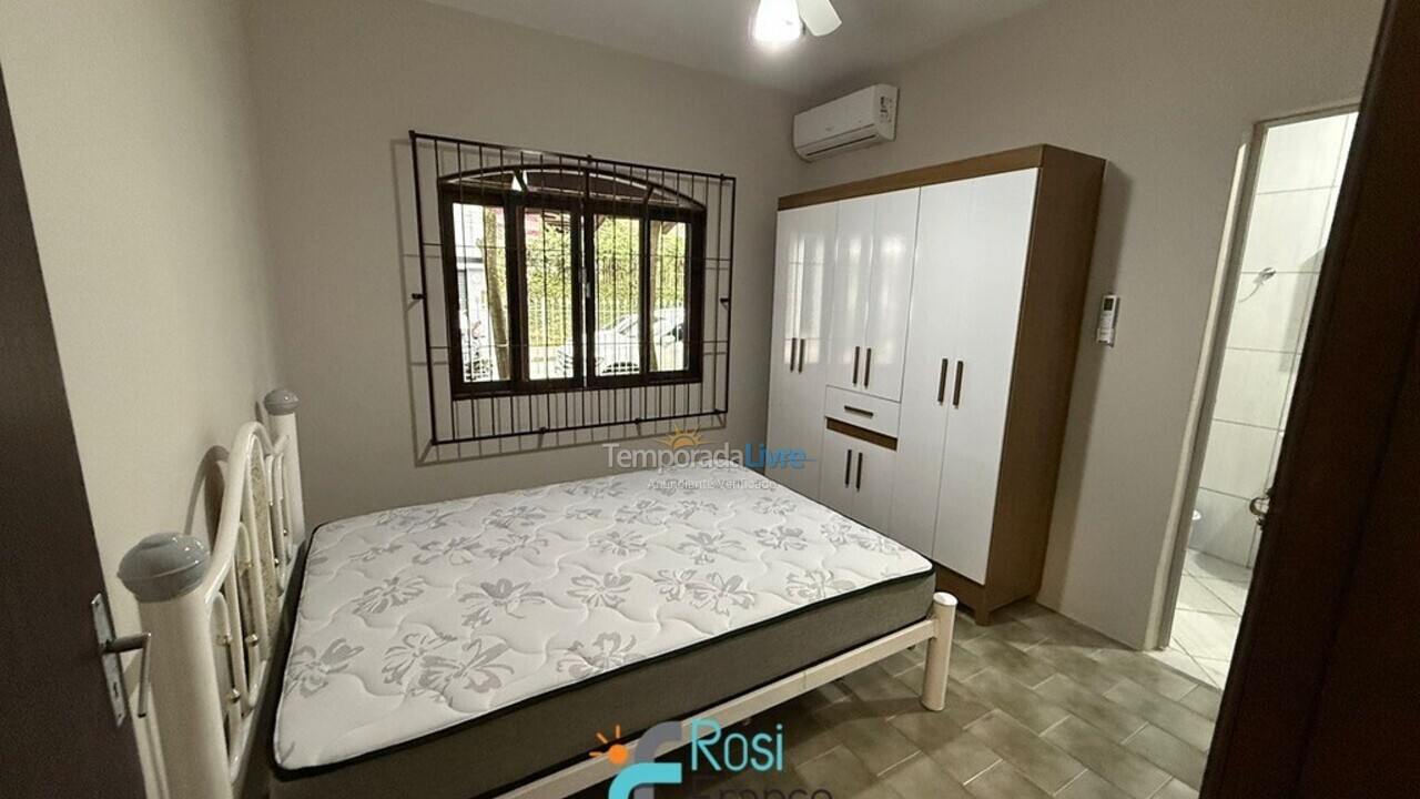 Casa para alquiler de vacaciones em Itapema (Meia Praia Segunda Quadra Mar)