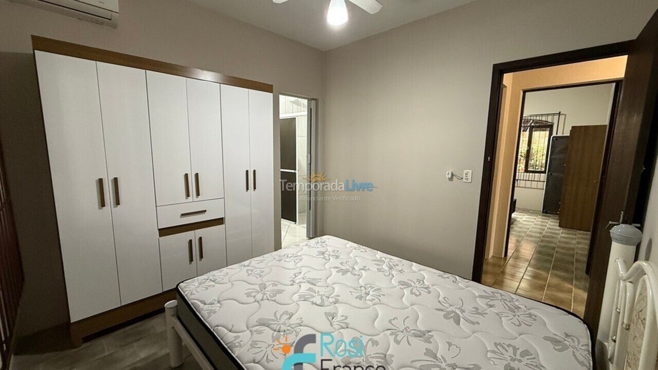 Casa para alquiler de vacaciones em Itapema (Meia Praia Segunda Quadra Mar)