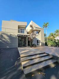 Mansión con 6 suites - cerca del mar.