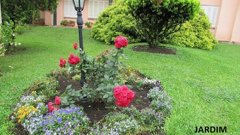 APARTAM. COM 2 PISOS, C/BELA NATUREZA, ROMÂNTICO, PRÓX. AO LAGO NEGRO