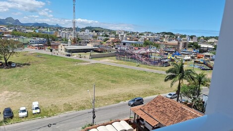 Vista para espaço de shows e parques. 