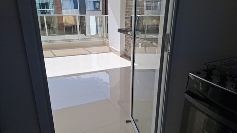 Cozinha completa com acesso a varanda ampla.