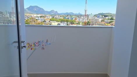 Área de serviço com varanda e vista para o parque de exposições. 