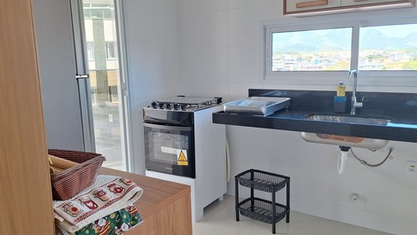 Cozinha completa com acesso a varanda principal e  a área de serviço com varanda. 