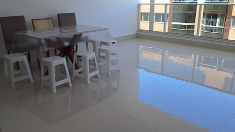 Varanda principal, dentre as 4 existentes no apartamento. 