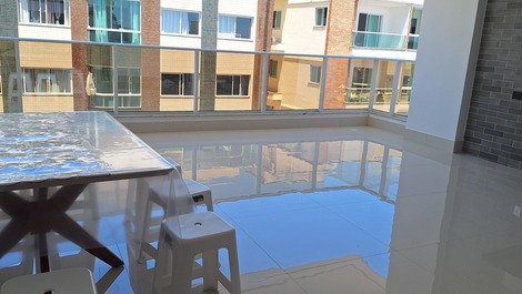 Apartamento con vistas al mar y al parque de exposiciones.