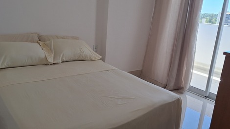 Quarto com cama de casal e varanda 