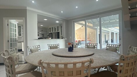 Magnífica Mansão | 10 Suítes | Próxima à Praia