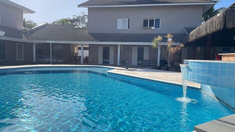 Magnífica Mansão | 10 Suítes | Próxima à Praia