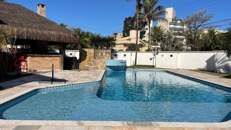 Magnífica Mansão | 10 Suítes | Próxima à Praia