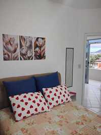 Quarto com cama box casal e roupa de cama incluída