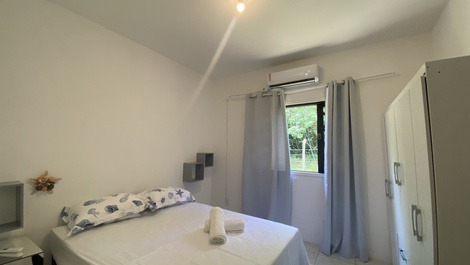 House with pool and backyard in the center of Bombinhas.