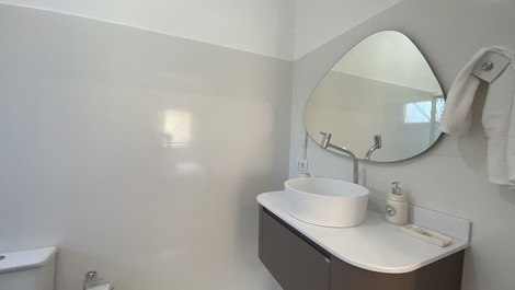 House with pool and backyard in the center of Bombinhas.