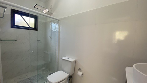 House with pool and backyard in the center of Bombinhas.