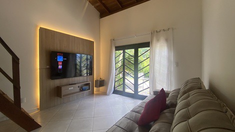 House with pool and backyard in the center of Bombinhas.