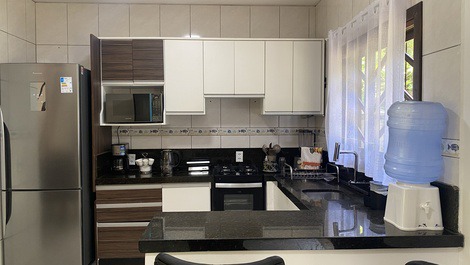 House with pool and backyard in the center of Bombinhas.