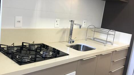 ALQUILER POR TEMPORADA: JURERÊ, 2 SUITES, A 50 METROS DE LA PLAYA