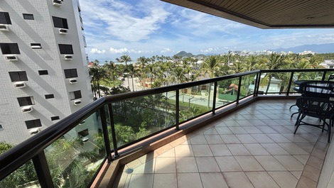 Apartamento em Riviera pé na areia com vista para o mar