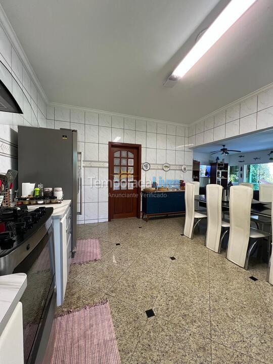 Casa para alquiler de vacaciones em Bertioga (Praia de Guaratuba)