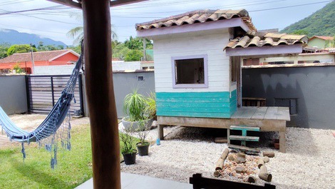 As crianças se divertem na 🏡