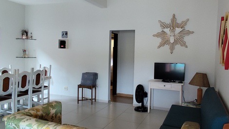 Sala de estar e jantar integrados.