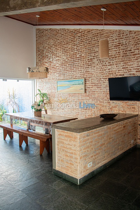 Casa para aluguel de temporada em Ubatuba (Enseada)