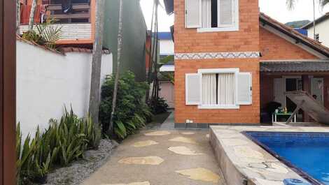 Visão geral da casa por fora 