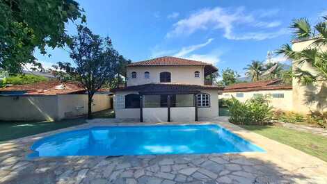 Casa con 6 suites: Piscina, A/C, Parking, BBQ.