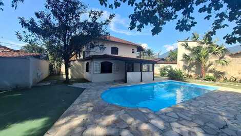 Casa con 6 suites: Piscina, A/C, Parking, BBQ.