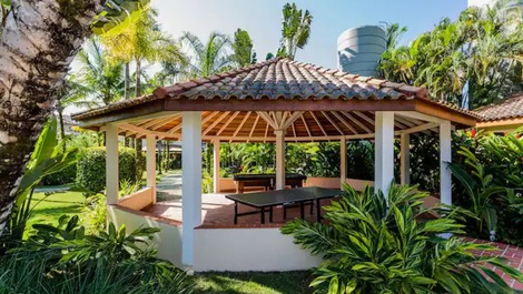 Baleia, 4 suítes, piscina, churrasqueira. 10 pessoas.