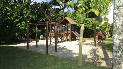 Baleia, 4 suítes, piscina, churrasqueira. 10 pessoas.