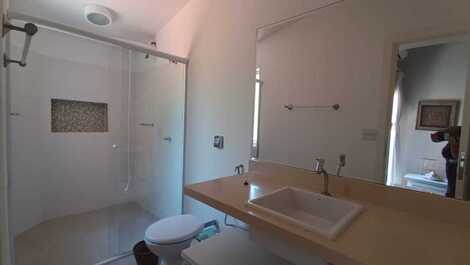 Baleia, 4 suítes, piscina, churrasqueira. 10 pessoas.