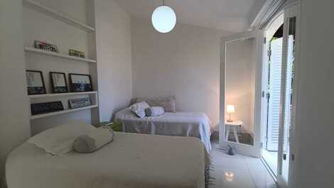 Rental - Baleia Beach. 4 bedrooms, sleeps 8.