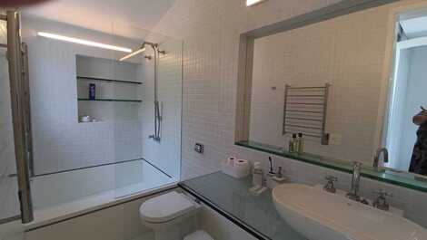 Rental - Baleia Beach. 4 bedrooms, sleeps 8.