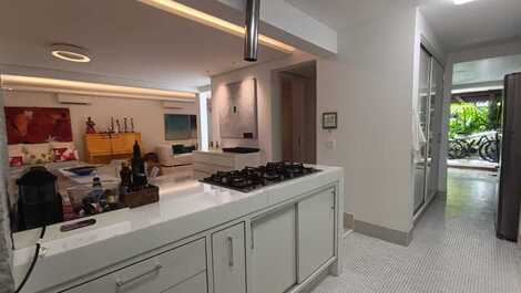 Rental - Baleia Beach. 4 bedrooms, sleeps 8.