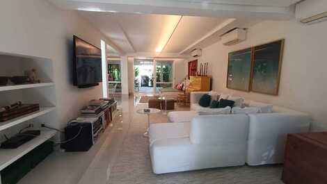 Rental - Baleia Beach. 4 bedrooms, sleeps 8.