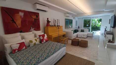 Rental - Baleia Beach. 4 bedrooms, sleeps 8.